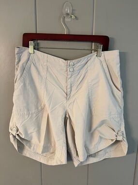 LL Bean Women’s Shorts size 14 Beige Khaki Hiking Gorpcore Utility Chic Neutral